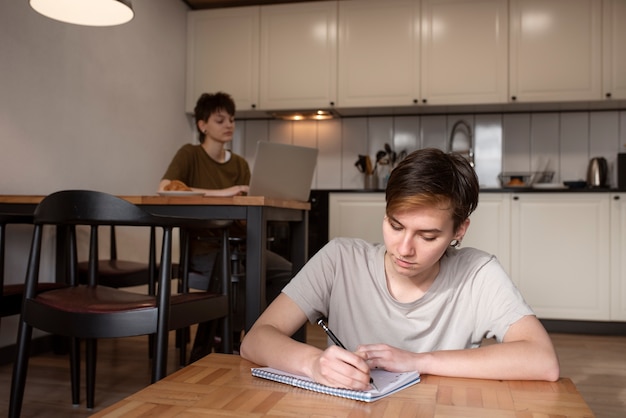 Un couple trans passe du temps ensemble