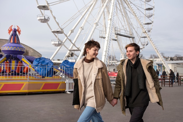 Un couple trans passe du temps ensemble