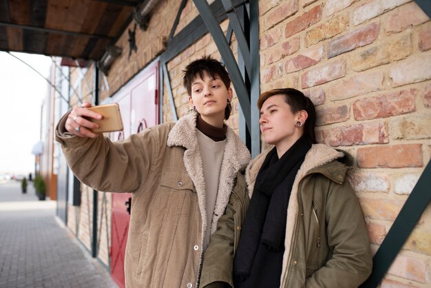 Un couple trans passe du temps ensemble