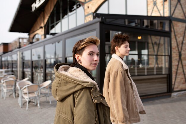 Un couple trans passe du temps ensemble