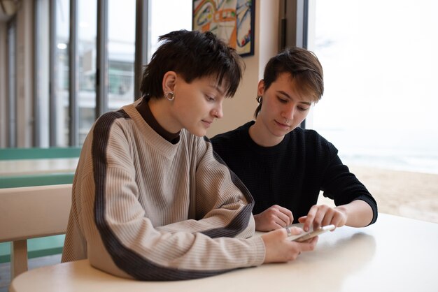 Un couple trans passe du temps ensemble