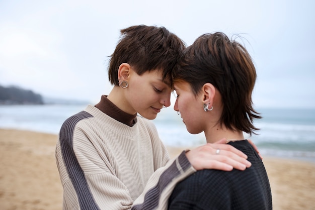 Un couple trans passe du temps ensemble