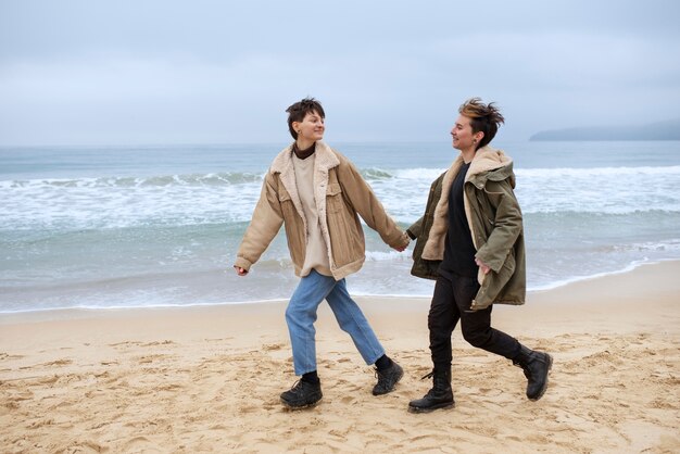 Un couple trans passe du temps ensemble