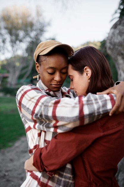 Couple trans s'embrassant et étant affectueux au parc