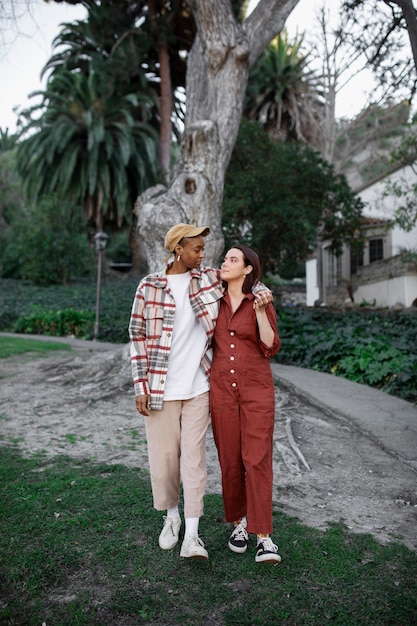 Photo gratuite couple trans se promenant dans le parc