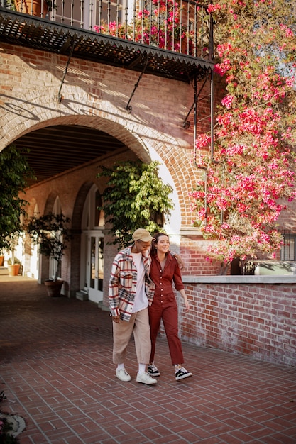 Couple trans se promenant dans les rues de la ville