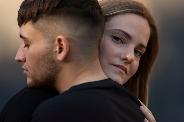 Un couple transsexuel passe du temps ensemble.