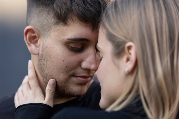 Un couple transsexuel passe du temps ensemble.