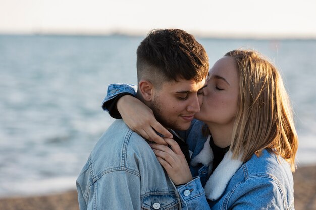 Un couple transsexuel passe du temps ensemble.