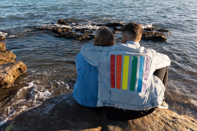 Un couple transsexuel passe du temps ensemble.