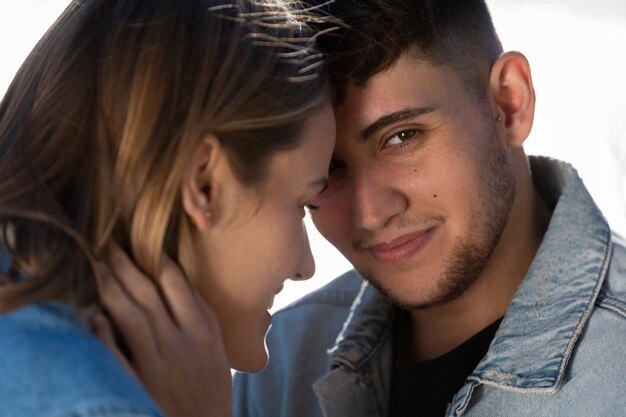 Un couple transsexuel passe du temps ensemble.