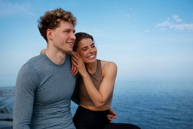 Couple travaillant ensemble à l'extérieur