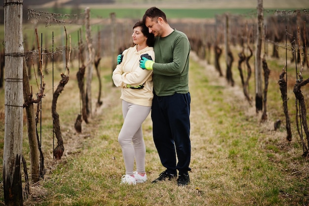 Couple travaillant sur le vignoble au début du printemps