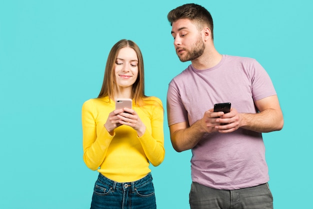 Couple utilisant leurs téléphones portables