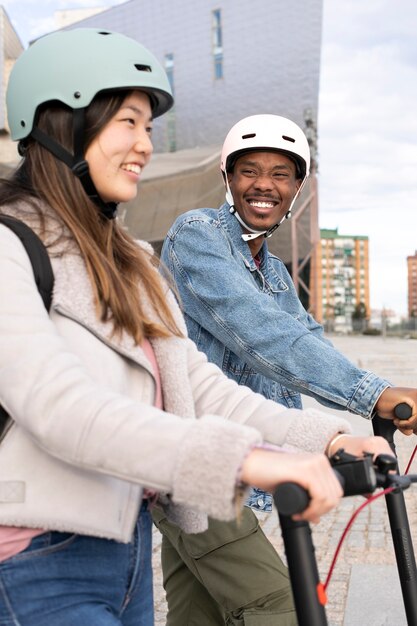 Couple utilisant un scooter électrique pour le transport