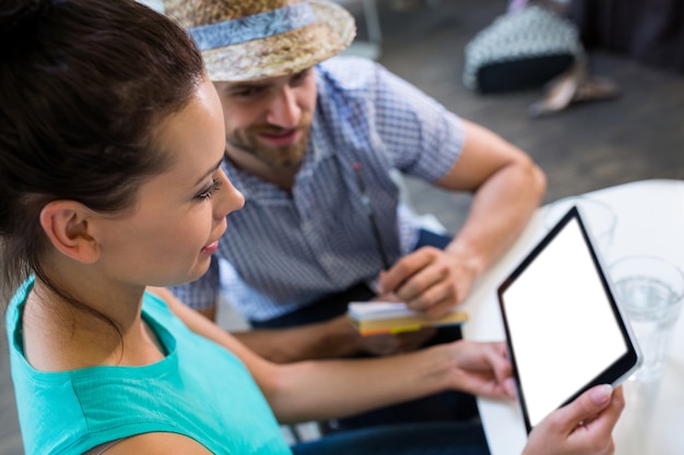 Couple en utilisant tablette numérique