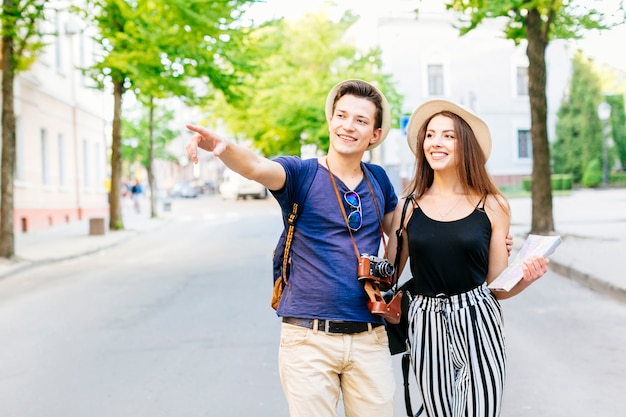 Couple en vacances dans la ville à pied sur la route