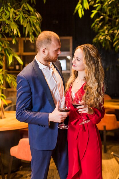 Couple, à, verres vin, parler, dans, restaurant