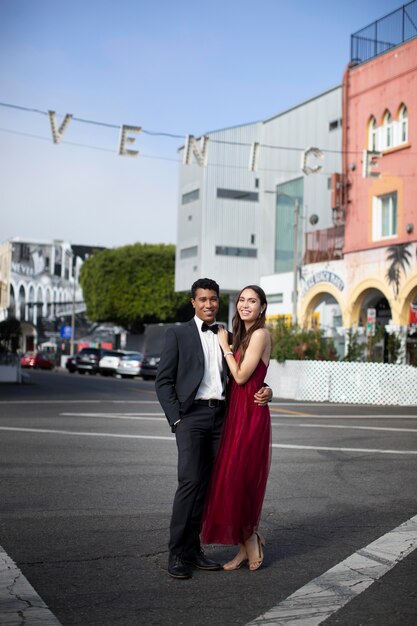 Couple en vêtements de bal de fin d'études posant ensemble