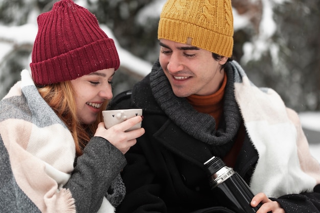 Couple avec des vêtements d'hiver, passer du temps à l'extérieur