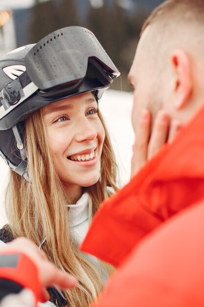 Couple en vêtements de sport. Les gens qui passent des vacances d'hiver sur les montagnes