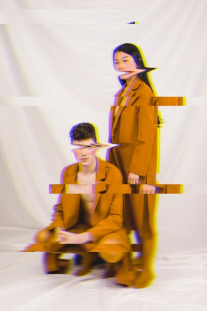 Couple vêtu de vêtements marron effet glitch