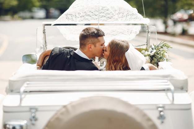 Couple, vieille voiture