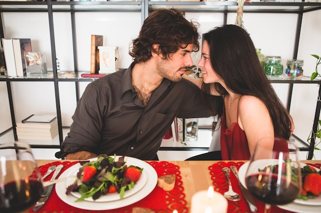 Couple avec des visages rapprochés