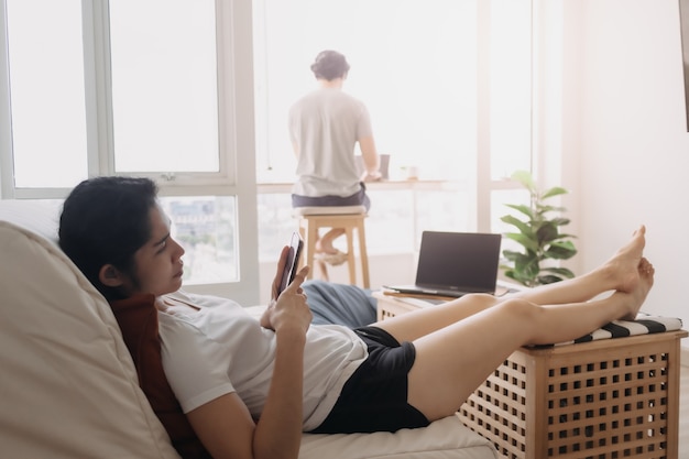 Couple Vivant Travailler Et Se Reposer Dans La Même Pièce Appartement Photo Premium
