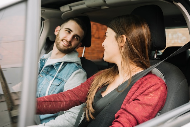 Photo gratuite couple en voiture