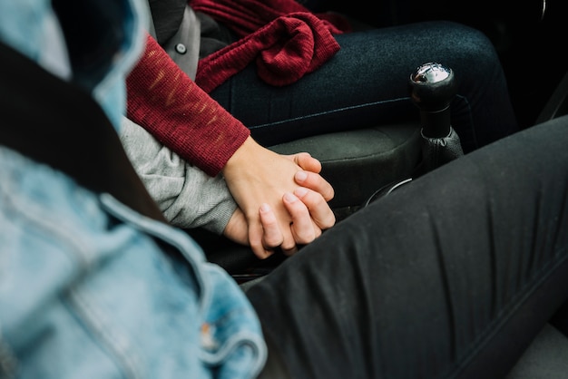 Photo gratuite couple en voiture