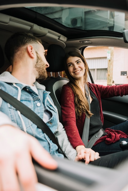 Couple en voiture