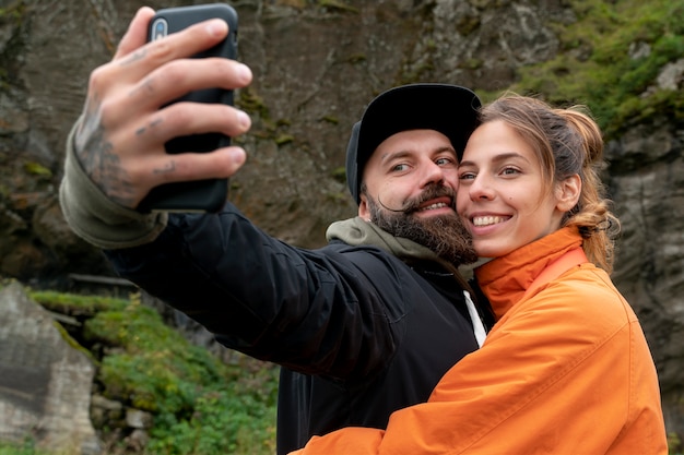 Photo gratuite couple voyageant ensemble à la campagne