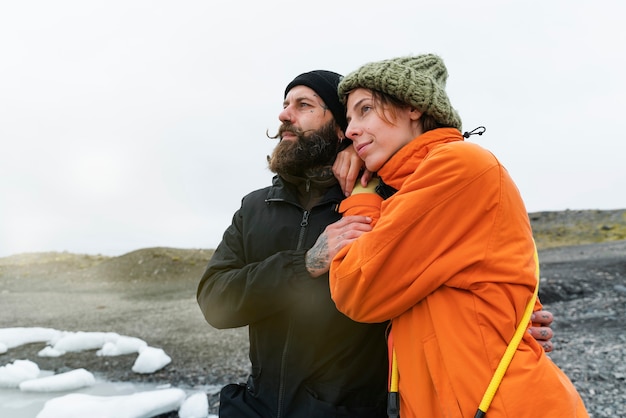 Photo gratuite couple voyageant ensemble à la campagne