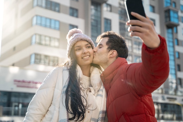 Couple voyageant avec des passeports de vaccination