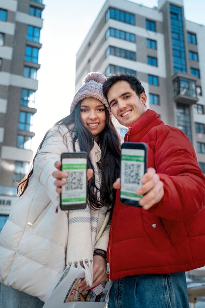 Couple voyageant avec des passeports de vaccination