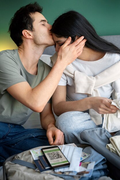 Couple voyageant avec des passeports de vaccination