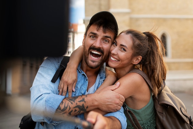 Couple voyageant et prenant selfie ensemble dans la ville