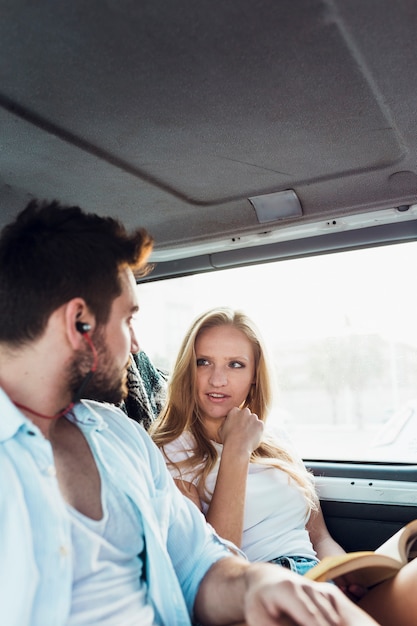 Couple voyageant en voiture