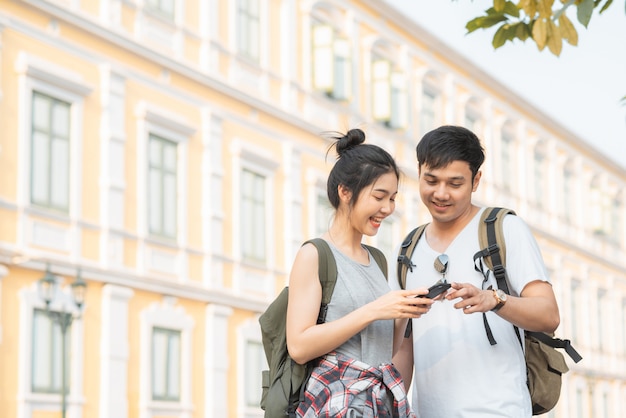 Couple de voyageurs asiatiques direction sur la carte de localisation à Bangkok, Thaïlande