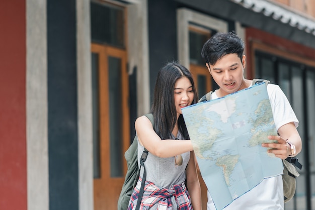 Couple de voyageurs asiatiques direction sur la carte de localisation à Pékin, Chine