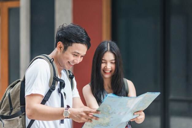 Couple de voyageurs asiatiques direction sur la carte de localisation à Pékin, Chine