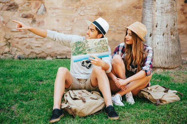 Un couple de voyageurs à trouver un lieu