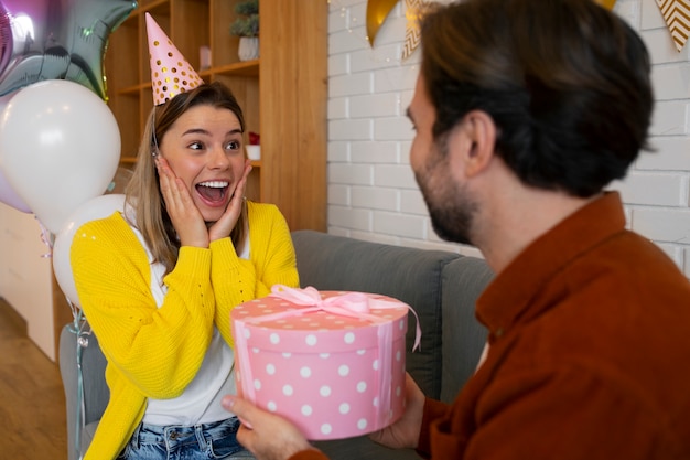 Photo gratuite couple vue de côté célébrant l'anniversaire