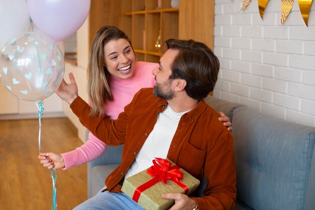 Couple vue de côté célébrant l'anniversaire