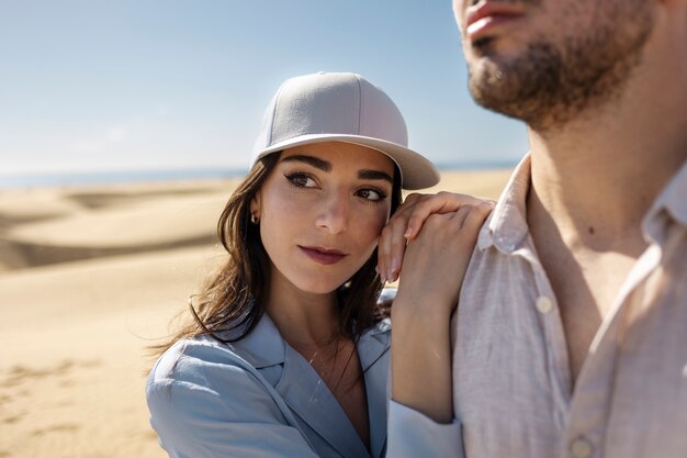 Photo gratuite couple vue de côté dans le désert