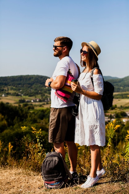 Photo gratuite couple, vue côté, debout, regarder loin