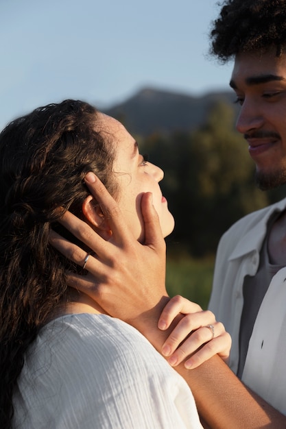 Couple vue de côté étant amoureux