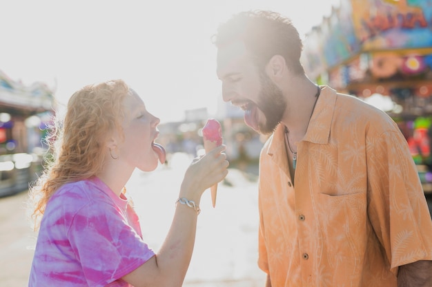 Couple, vue côté, manger, glace, ensemble