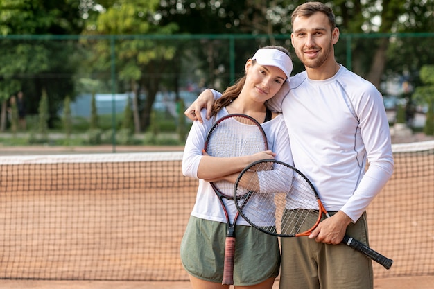 Photo gratuite couple vue de face sur un court de tennis